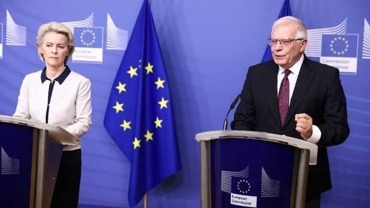 Ο Ύπατος Εκπρόσωπος της ΕΕ Ζοζέπ Μπορέλ κατά τη διάρκεια δήλωσης που έκανε από τις Βρυξέλλες μαζί με την Πρόεδρο της Επιτροπής Ούρσουλα φον ντερ Λάιεν