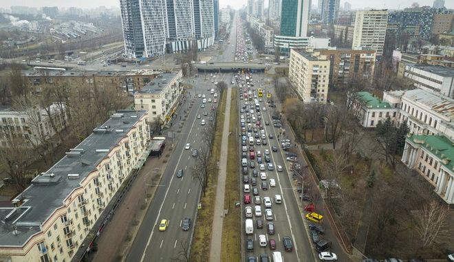 Πολίτες εγκαταλείπουν το Κίεβο