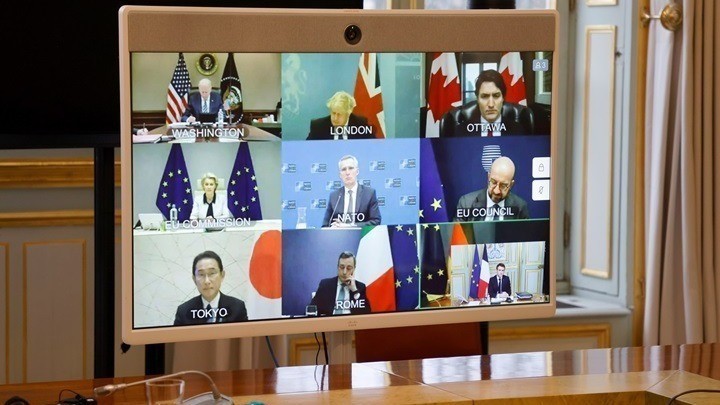 Οθόνη τηλεδιάσκεψης με τους ηγέτες της G7