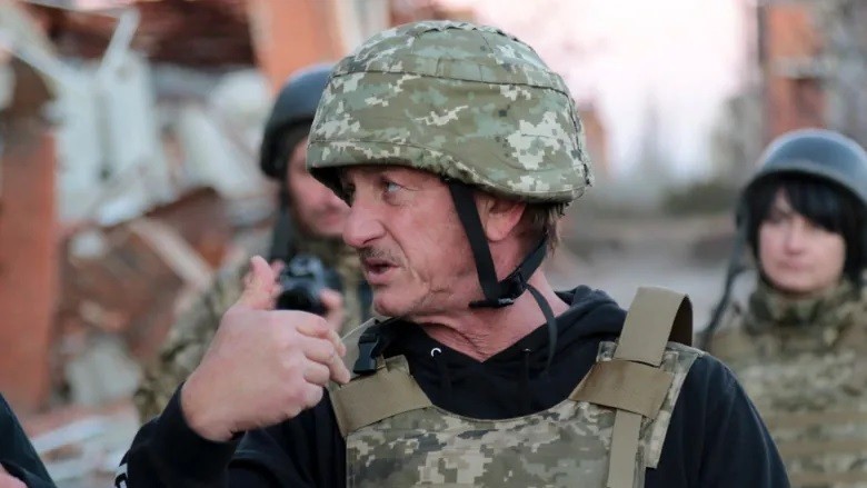Ο Σον Πεν στην εμπόλεμη ζώνη στην Ουκρανία