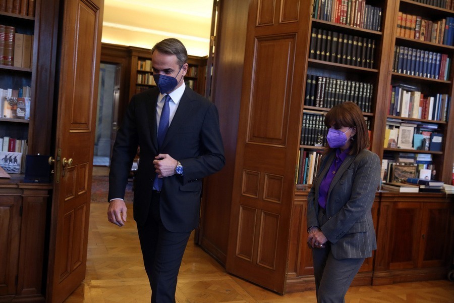 Η Πρόεδρος της Δημοκρατίας Κατερίνα Σακελλαροπούλου υποδέχεται τον πρωθυπουργό Κυριάκο Μητσοτάκη στο Προεδρικό Μέγαρο