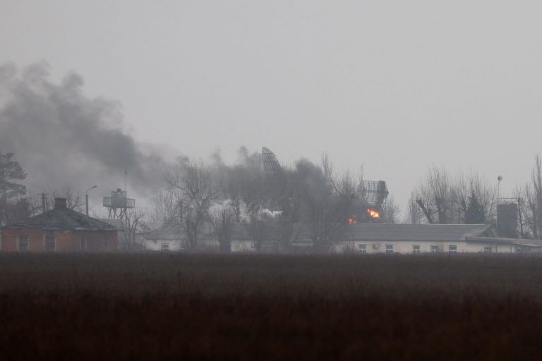 σπίτια φλέγονται μετά από ρωσικό βομβαρδισμό στην Ουκρανία - εικόνα αρχείου