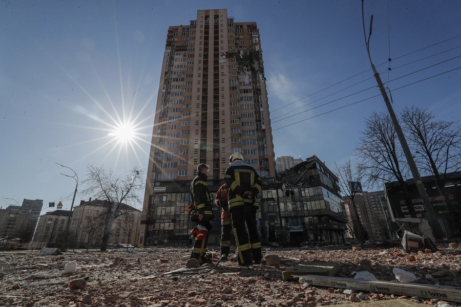 Βομβαρδισμένη πολυκατοικία στο Κίεβο από ρωσικά πυρά