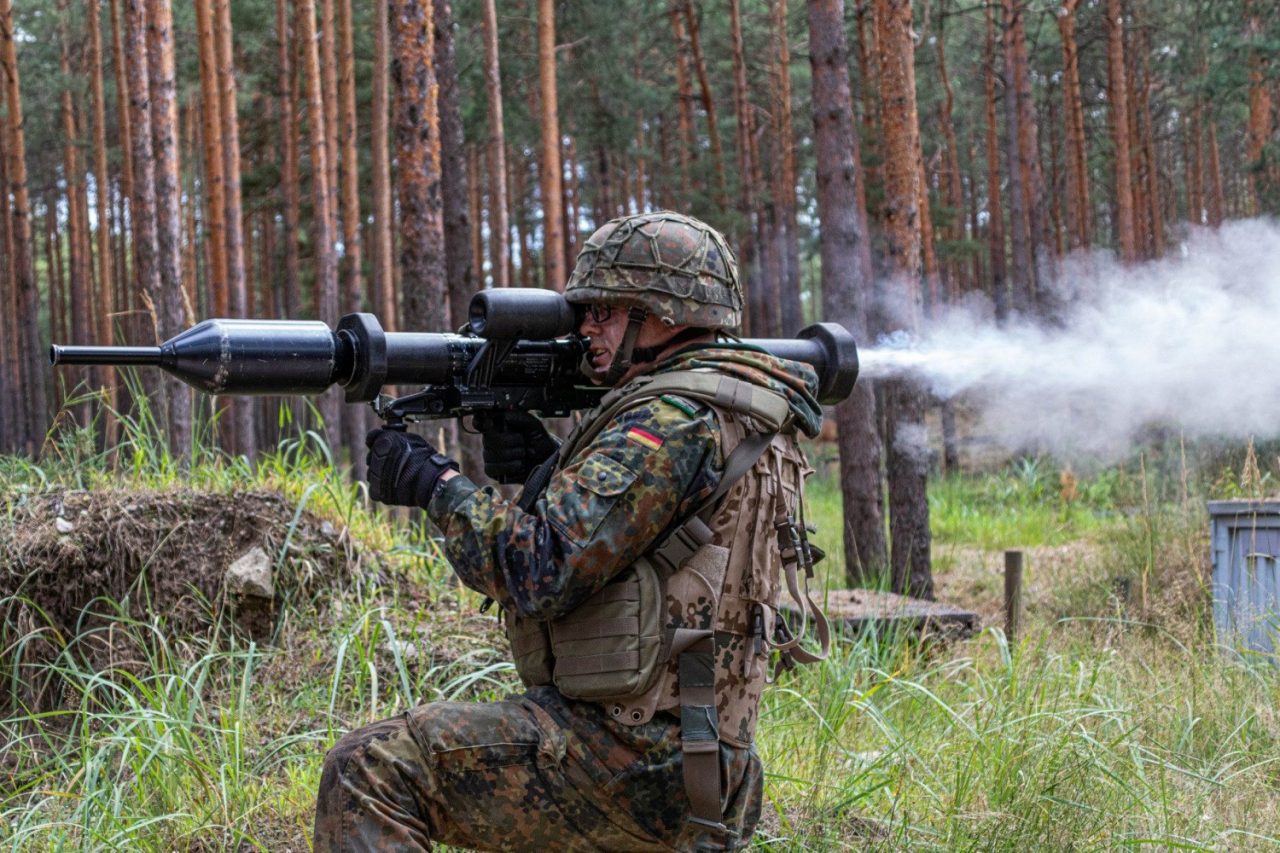 Γερμανός στρατιώτης σε δάσος σημαδεύει με γερμανικό αντιαρματικό ρουκετοβόλο
