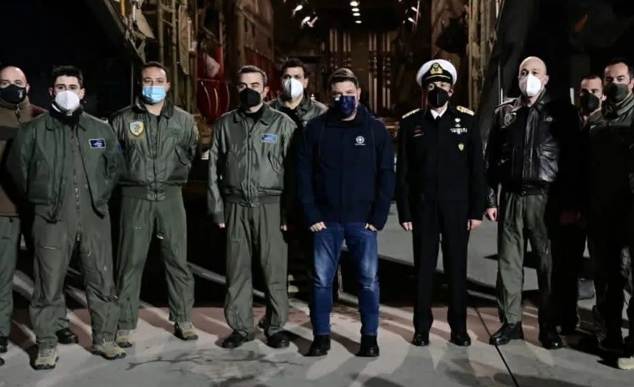 Ο υφυπουργός Άμυνας, Νίκος Χαρδαλιάς μαζί με στρατιώτες και στρατηγούς παραδίδουν ανθρωπιστική βοήθεια για την Ουκρανία