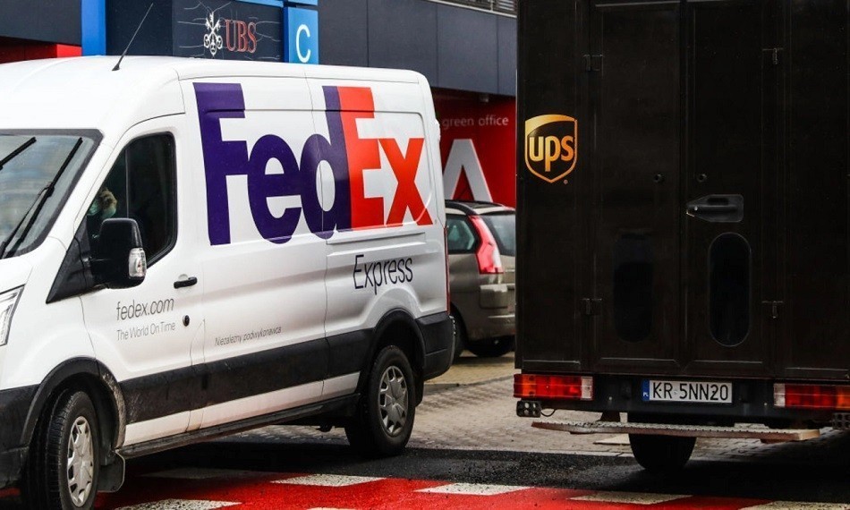 Φορτηγά των εταιρειών FedEx και UPS