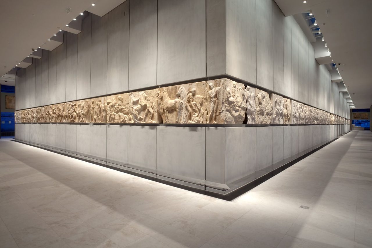 Η νοτιοδυτική γωνία της ζωφόρου του Παρθενώνα, από την οποία ξεκινούν τα δύο σκέλη της πομπής των Παναθηναίων της θεάς με την παρουσία των θεών του Ολύμπου στο μέσον της ανατολικής πλευράς.