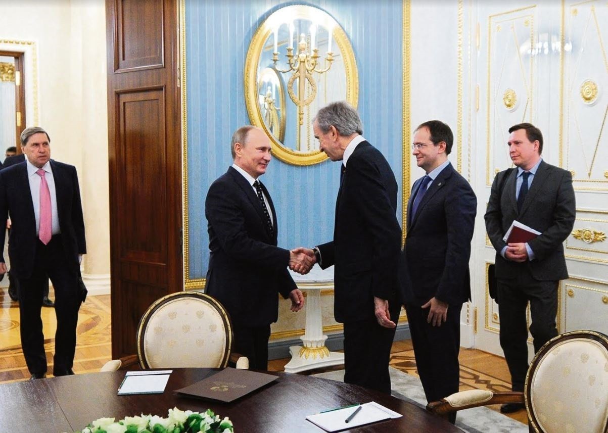 Ο Μπερνάρ Αρνό και ο Βλαντιμίρ Πούτιν στην Μόσχα