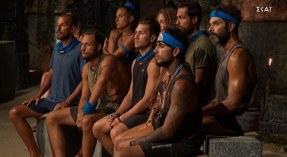 Οι παίκτες της ομάδας των Μαχητών κάθονται στις θέσεις τους για το Συμβούλιο του Νησιού στο Survivor
