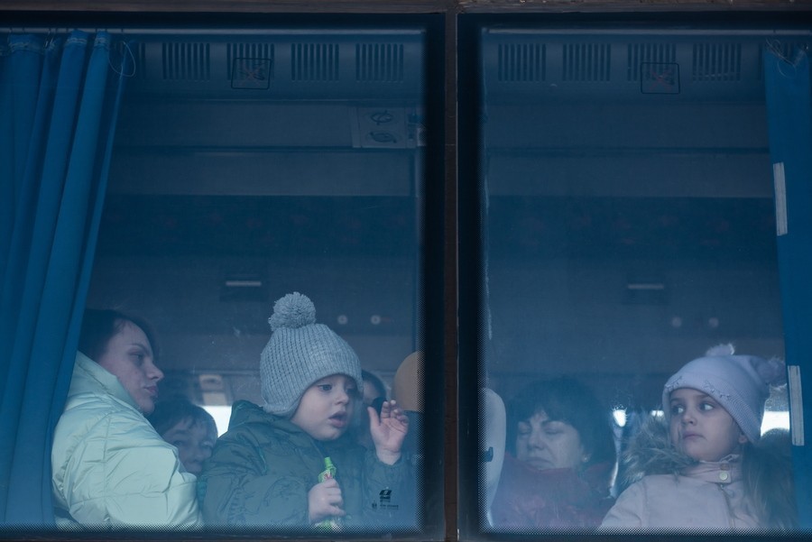 Κάτοικοι της Ουκρανίας αναγκάζονται να εγκαταλείψουν τη χώρα μετά τη ρωσική εισβολή