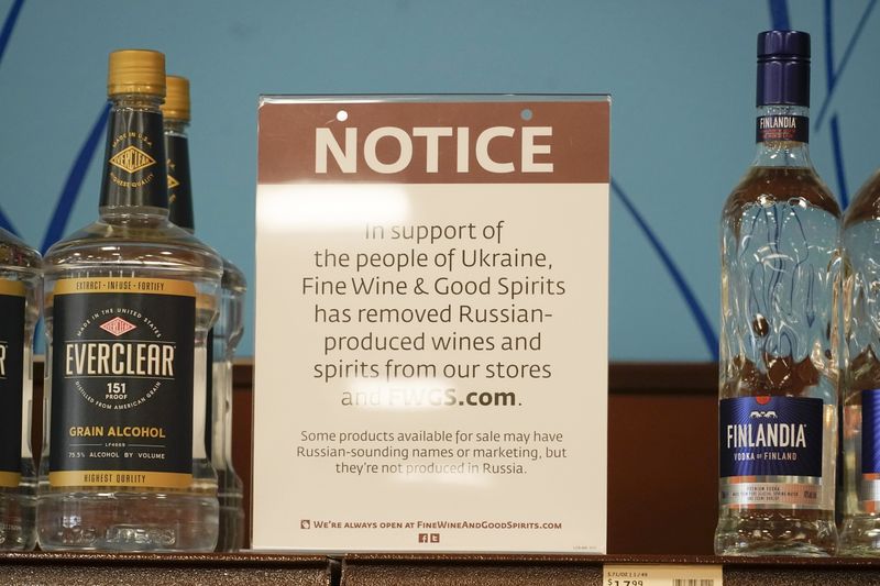 Πινακίδα που ενημερώνει τους πελάτες για την αφαίρεση ρωσικών προϊόντων σε ένα κατάστημα στο Harmony, Pennsylvania, U.S.Φωτογράφος: Keith Srakocic/AP Photo