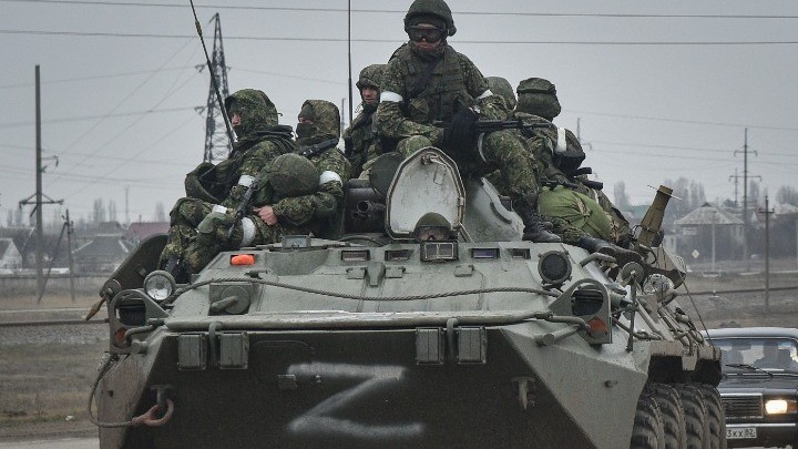 ρώσοι στρατιώτες πάνω σε άρμα μάχης με το γράμμα Ζήτα στην Ουκρανία