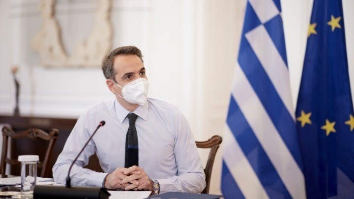 Ο πρωθυπουργός Κυριάκος Μητσοτάκης κατά τη διάρκεια του Υπουργικού Συμβουλίου, το οποίο διεξάγεται μέσω τηλεδιάσκεψης