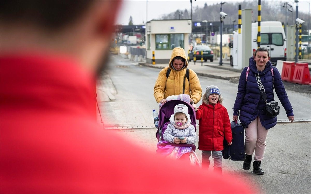 Πρόσφυγες από την Ουκρανία περνούν στη γειτονική τους Πολωνία