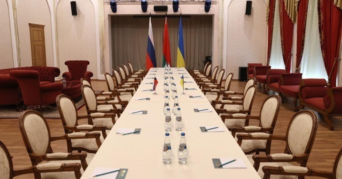 Το τραπέζι που πραγματοποιήθηκε ο πρώτος γύρος διαπραγματεύσεων Ρωσίας-Ουκρανίας, μετά την εισβολή στην Ουκρανία
