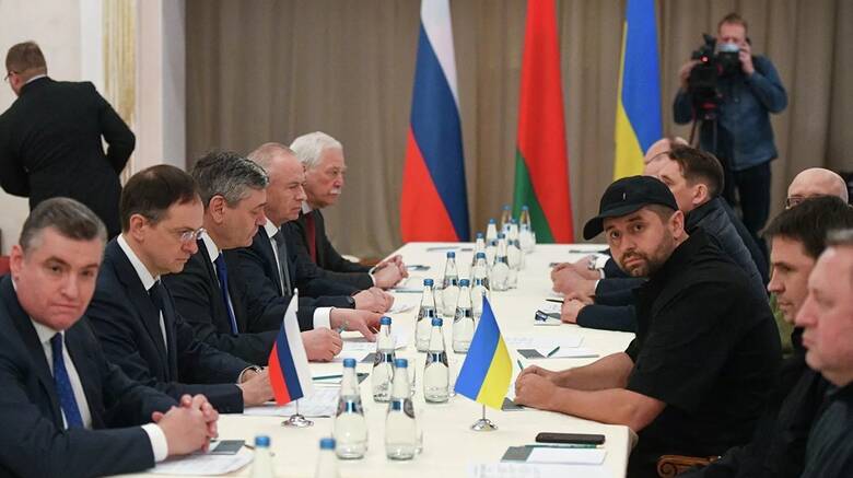 Οι διαπραγματευτές της Ρωσίας και της Ουκρανίας στο τραπέζι κατά την πρώτη συνάντηση στη Λευκορωσία
