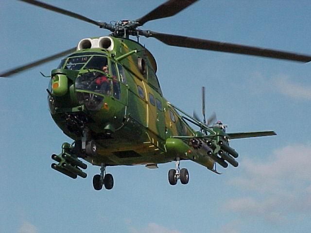 στρατιωτικό ελικόπτερο IAR 330-Puma στον αέρα