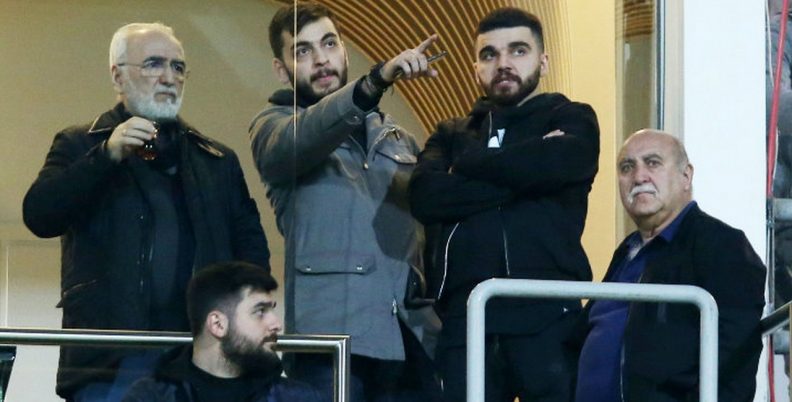 O Ιβάν Σαββίδης παρακολουθεί αγώνα του ΠΑΟΚ μαζί με τους γιούς του Γιώργο και Νίκο Σαββίδη