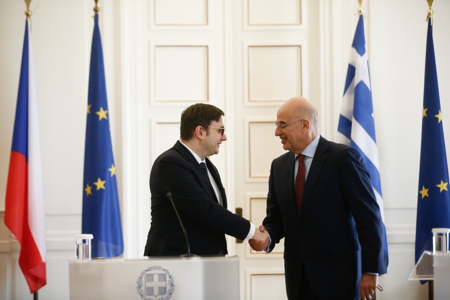 Ο Έλληνας υπουργός Εξωτερικών Νίκος Δένδιας (Δ) ανταλλάσσει χειραψία με τον Τσέχο ομόλογό του Γιαν Λιπάβσκι (Α) κατά τη διάρκεια των δηλώσεων μετά τη συνάντησή τους στο Υπουργείο, Αθήνα Πέμπτη 3 Μαρτίου 2022.. ΑΠΕ-ΜΠΕ/ΑΠΕ-ΜΠΕ/ΓΙΑΝΝΗΣ ΚΟΛΕΣΙΔΗΣ