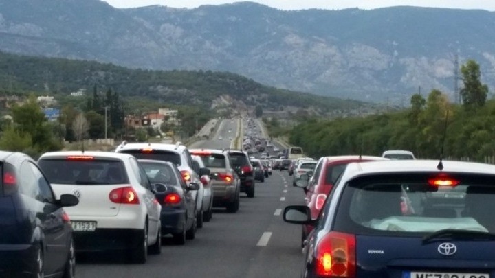 Αυτοκίνητα στον δρόμο που φεύγουν εκτός Αθηνών