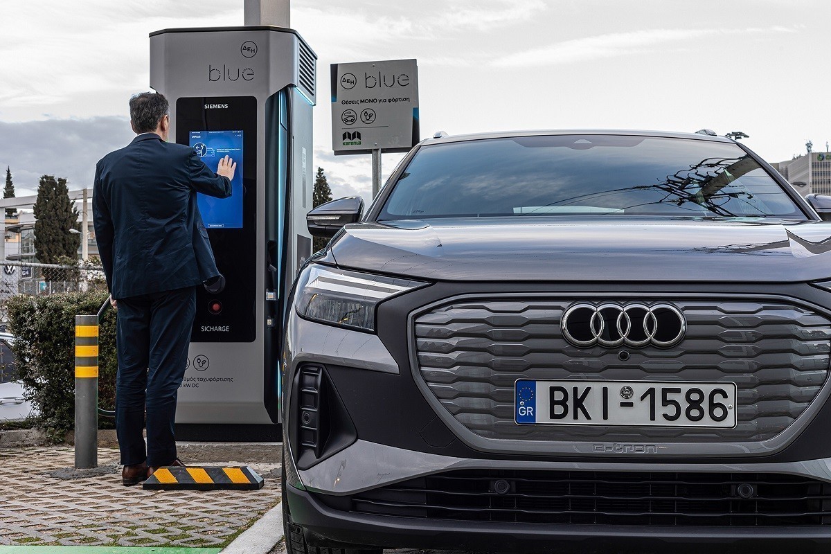 Η Audi εγκατέστησε πέντε ταχυφορτιστές σε αντίστοιχα σημεία του δικτύου της σε Αθήνα