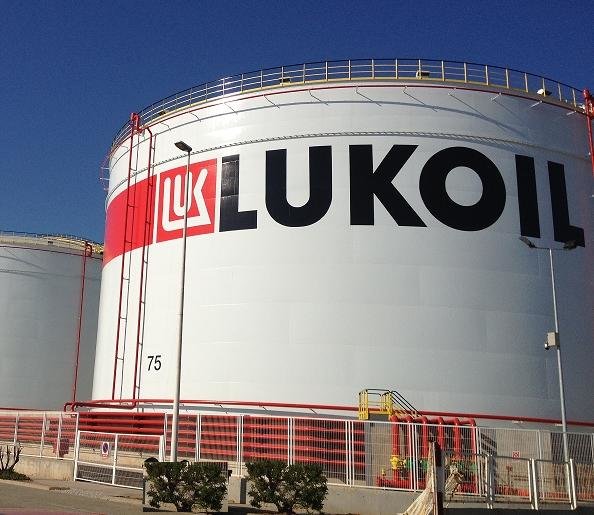Δεξαμενή σε εργοστάσιο της Lukoil με το σήμα της εταιρείας