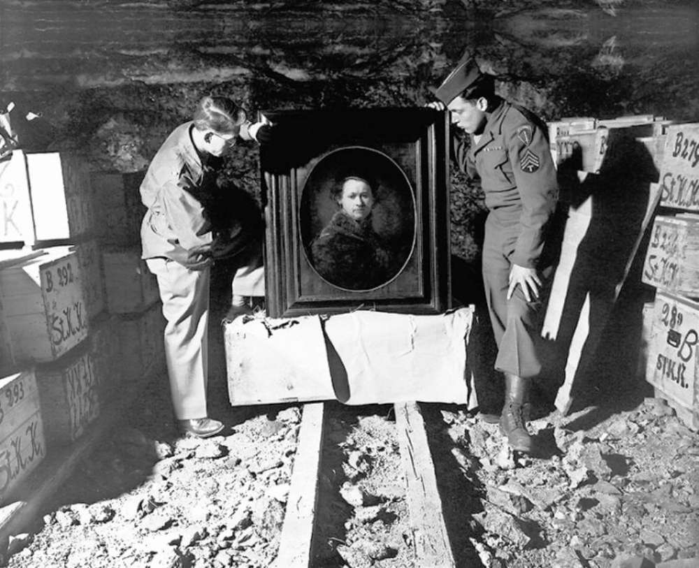 Ο Χάρι Έτλινγκερ (δεξιά) και ο υπολοχαγός Ντέιλ Φορντ μεταξύ της ομάδας, που εντόπισε σε αλατωρυχείο έναν Ρέμπραντ