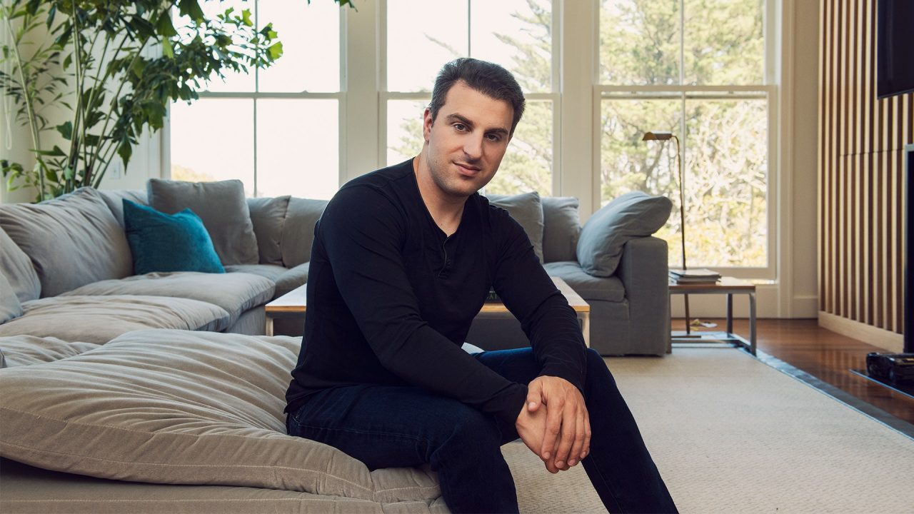 Ο Μπράιαν Τσέσκι, Διευθύνων Σύμβουλος της Airbnb σε ένα υπνοδωμάτιο