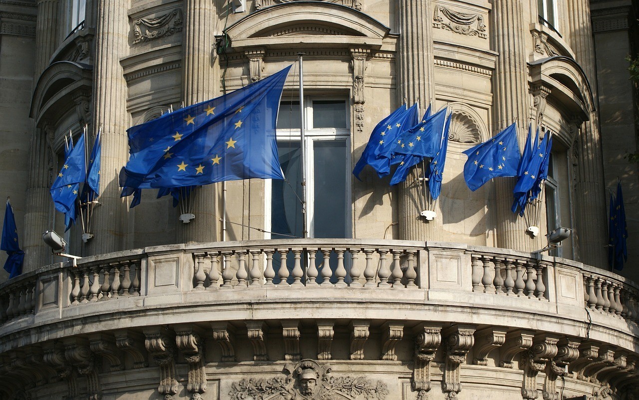 Κτήριο με σημαίες της Ευρωπαϊκής Ένωσης
