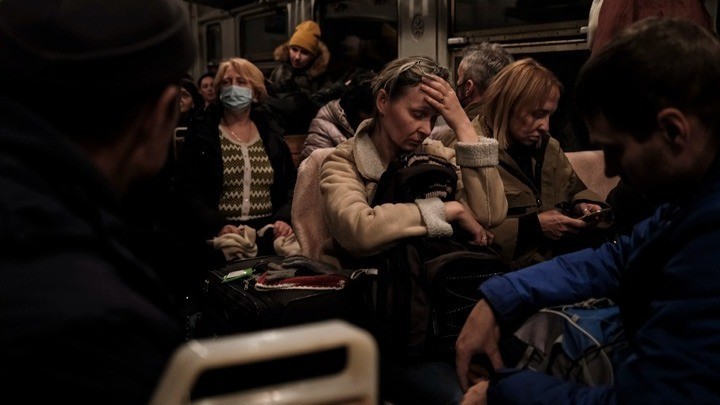 Ουκρανοί πρόσφυγες σε τρένο