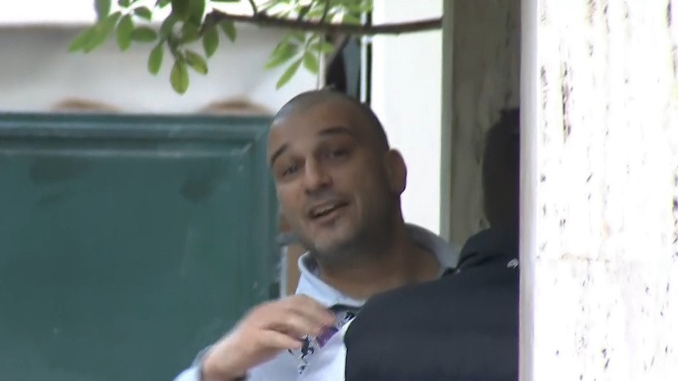 Με ξυρισμένο κεφάλι ο επιχειρηματίας Γιώργος Κυπαρίσσης, αφού αφέθηκε ελεύθερος