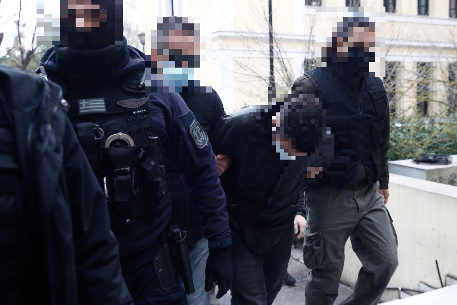 Αστυνομικοί συνοδεύουν τους τρεις συλληφθέντες για την απαγωγή του επιχειρηματία Γιώργου Κυπαρίσση, στον Εισαγγελέα