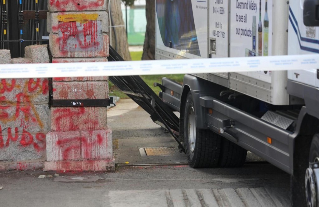 φορτηγό που έχει προσκρούσει στην πύλη της πρεσβείας της Ρωσία στο Δουβλίνο