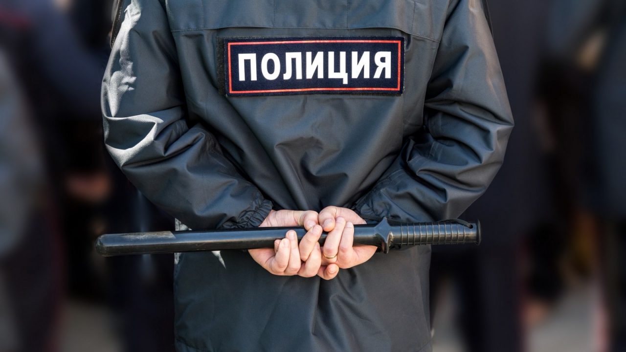 ρώσος αστυνομικός με γυρισμένη την πλάτη κρατώντας γκλοπ