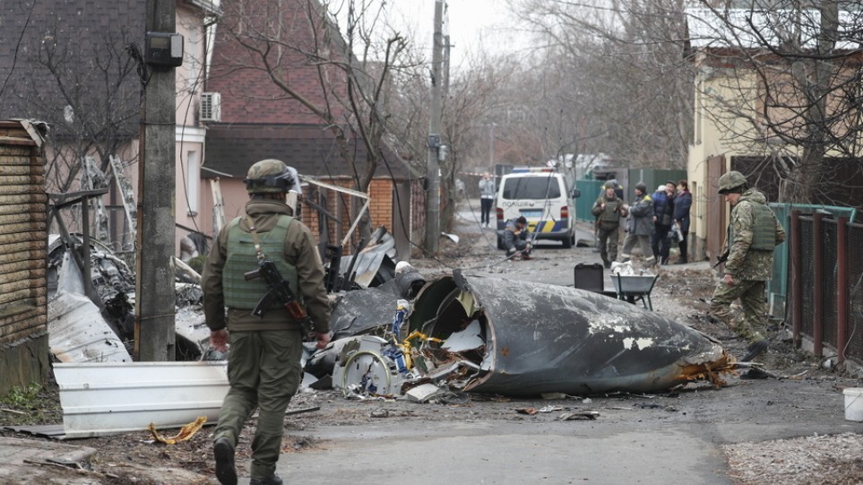 Στρατιώτης στην Ουκρανία μπροστά από χαλάσματα