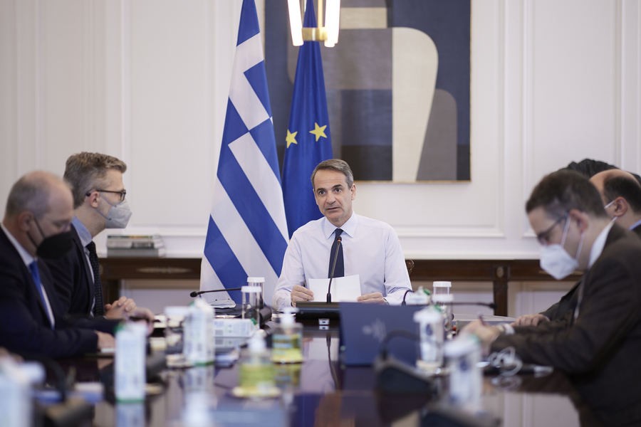 Ο πρωθυπουργός Κυριάκος Μητσοτάκης μιλάει, μέσω τηλεδιάσκεψης, στη συνεδρίαση του Υπουργικού Συμβουλίου, στο Μέγαρο Μαξίμου.