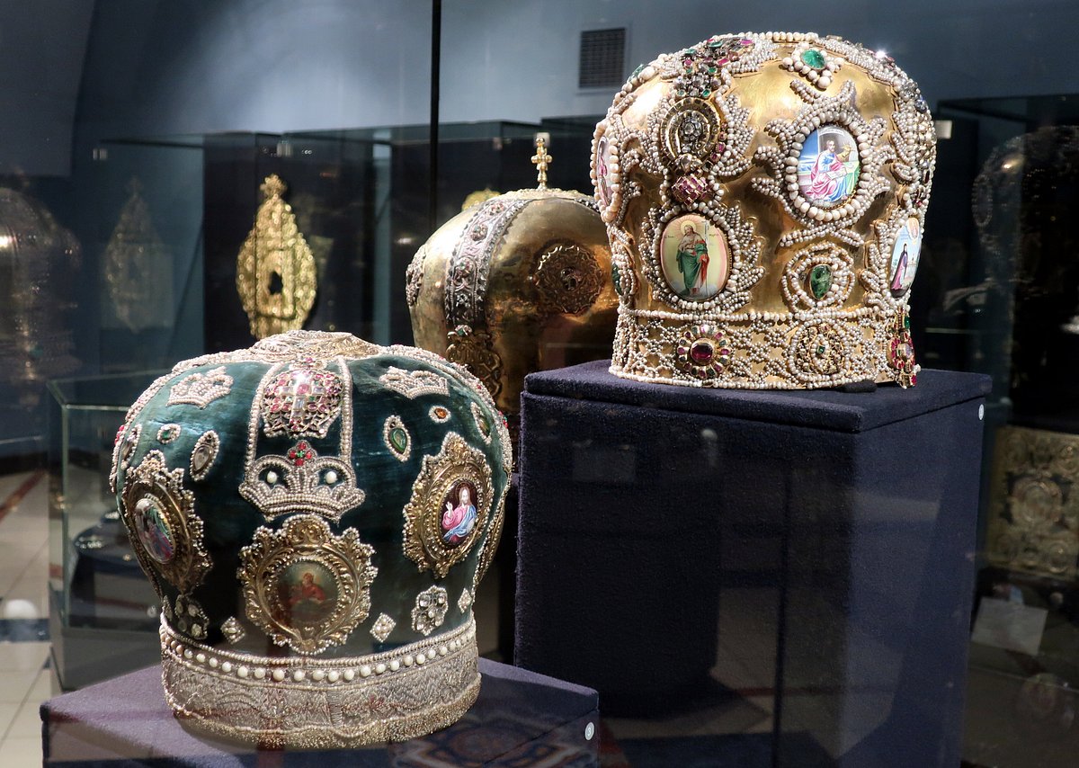 Εκκλησιαστικές μίτρες από το Μουσείο Ιστορικών Θησαυρών - Ποια είναι τα μουσεία της Ουκρανίας που κινδυνεύουν – Μαζί και ελληνικές αρχαιότητες