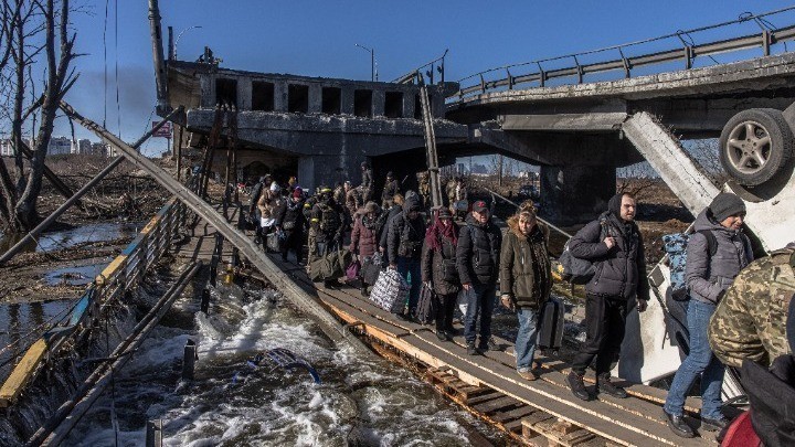 Πρόσφυγες εγκαταλείπουν την Ουκρανία