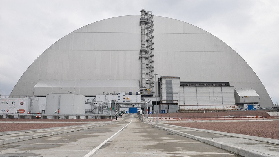 Το προστατευτικό κουβούκλιο γύρω από τον πρώην πυρηνικό σταθμό στο τσερνόμπιλ