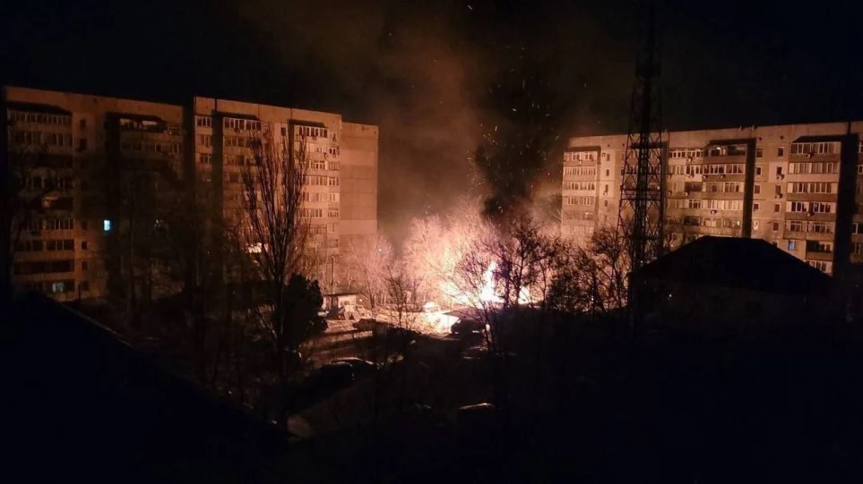 Φωτιά στη πόλη Μικολάιβ μετά από βομβαρδισμό