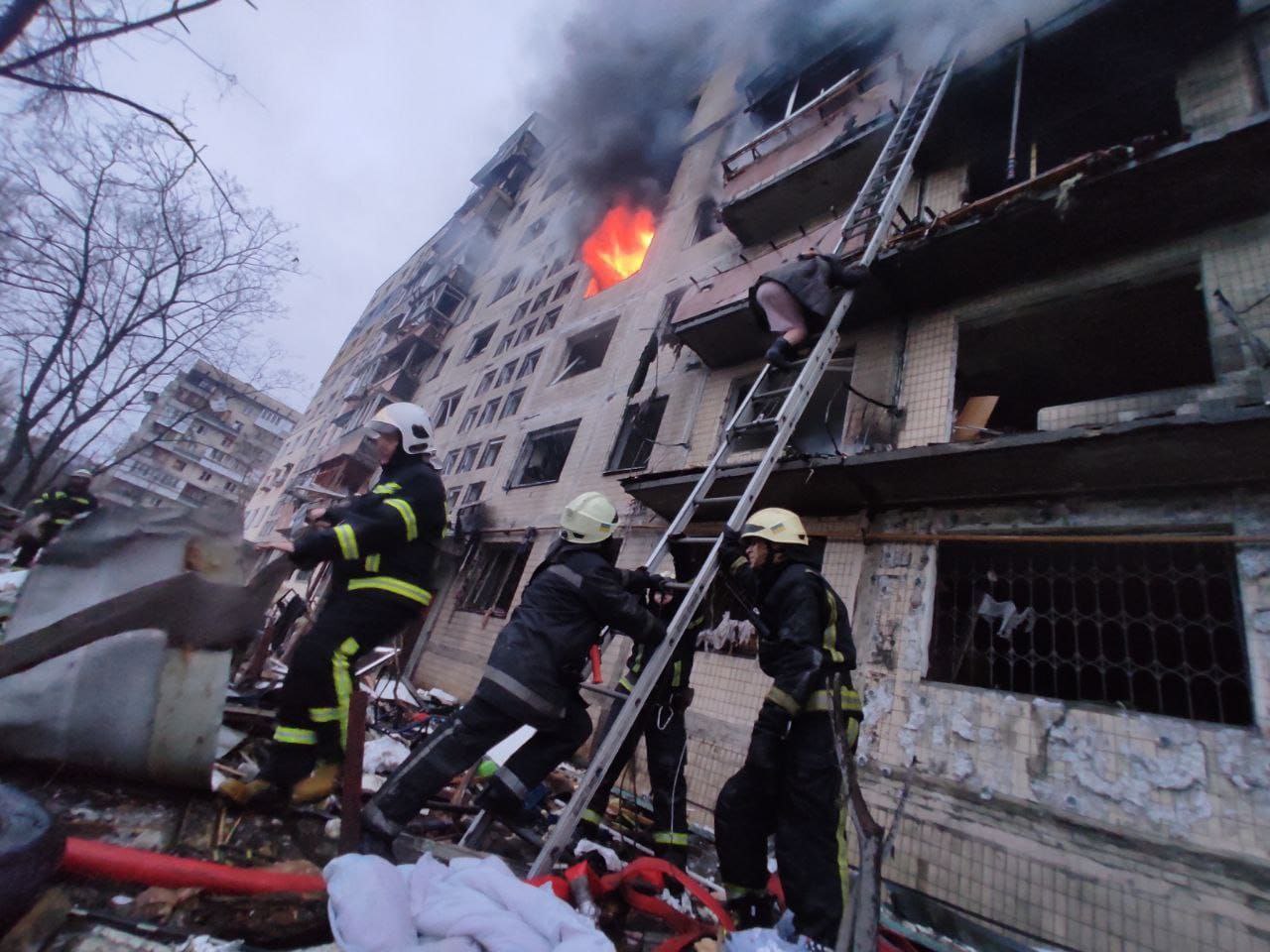 Εικόνα μετά τον βομβαρδισμό της πολυκατοικίας στο Κίεβο