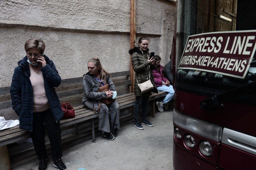 Ουκρανοί κάτοικοι εισέρχονται σε λεωφορεία για την απομάκρυνσή τους από βομβαρδισμένες περιοχές
