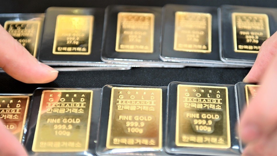 Ένας υπάλληλος τοποθετεί ράβδους χρυσού σε κατάστημα του Korea Gold Exchange στη Σεούλ, στις 30 Ιουλίου 2020 Φωτογραφία Jung Yeon-je / AFP μέσω Getty Images)