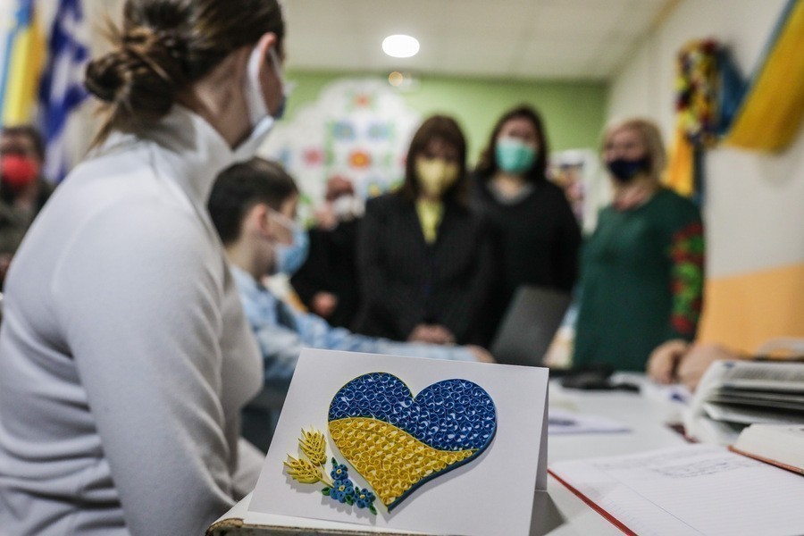Η Πρόεδρος της Δημοκρατίας Κατερίνα Σακελλαροπούλου επισκέπτεται το Ουκρανικό Πολιτιστικό και Μορφωτικό κέντρο «Μπερεγίνια» στην πλατεία Αττικής, όπου λειτουργεί σχολείο για παιδιά Ουκρανών προσφύγων