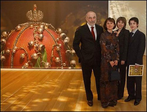 Ο Βίκτορ Βέκσελμπεργκ με την οικογένειά του σε δεξίωση του οίκου Sotheby's για τον εορτασμό της απόκτηση της συλλογής Faberge.