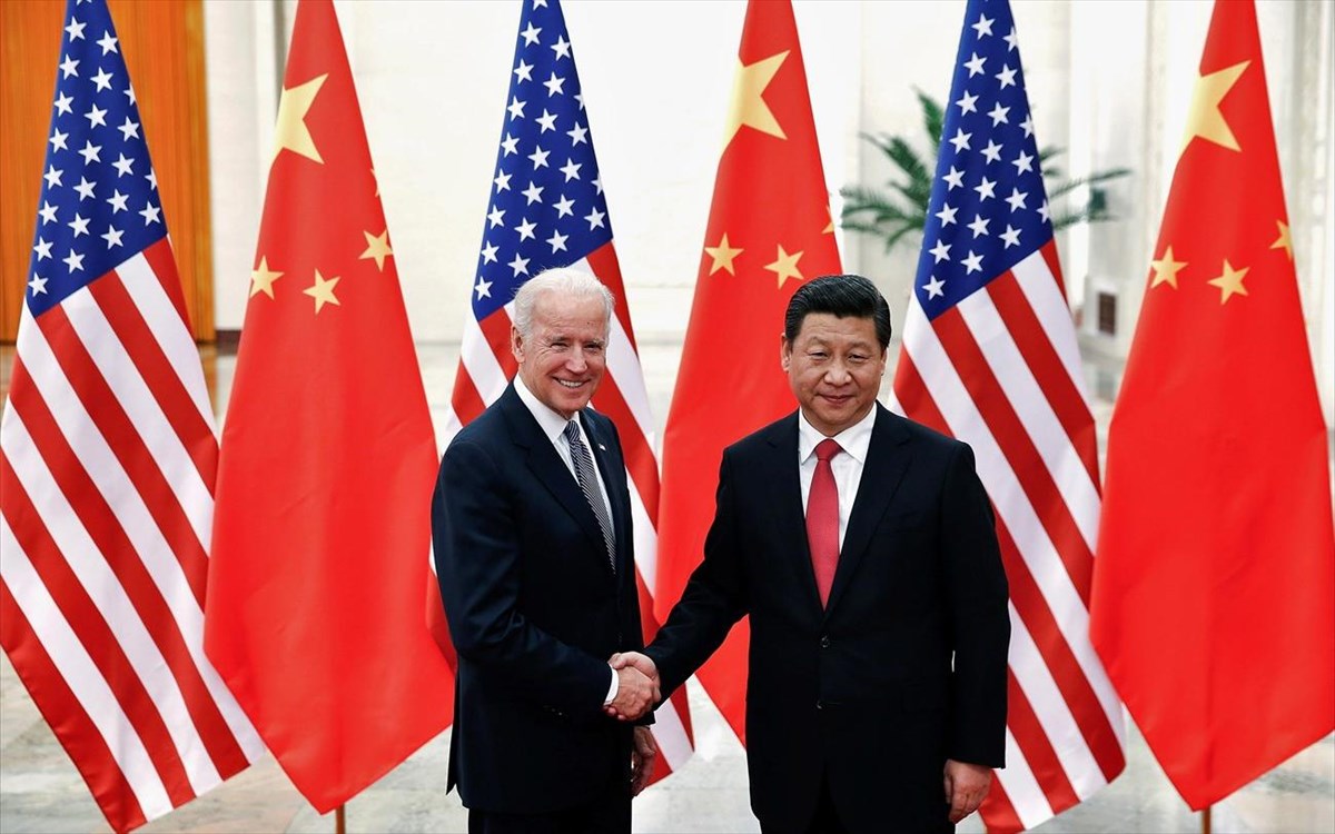 Ο πρόεδρος των Ηνωμένων Πολιτειών Τζο Μπάιντεν με τον κινέζο ομόλογό του Σι Τζινπίνγκ