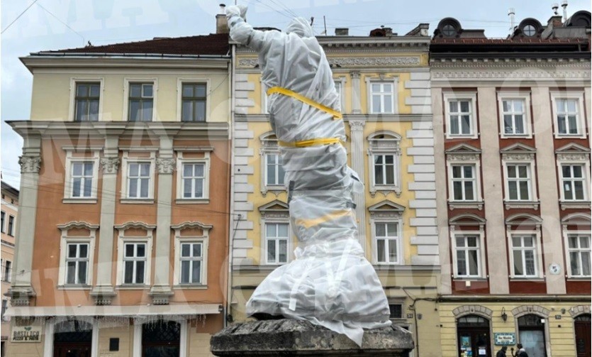 Άγαλμα στην Λβίβ με προστατευτικό περιτύλιγμα