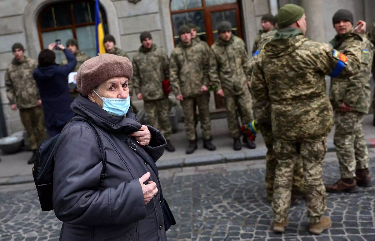 Άμαχος πληθυσμός ανάμεσα στους ουκρανούς στρατιώτες