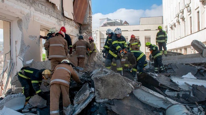 Διασώστες στο Χάρκοβο σε ερείπια κτηρίου μετά από βομβαρδισμό