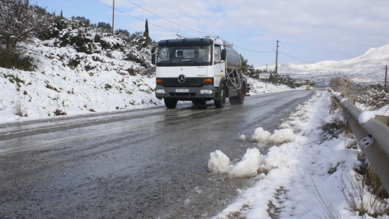 φορτηγό κινείται σε δρόμο με χιονια